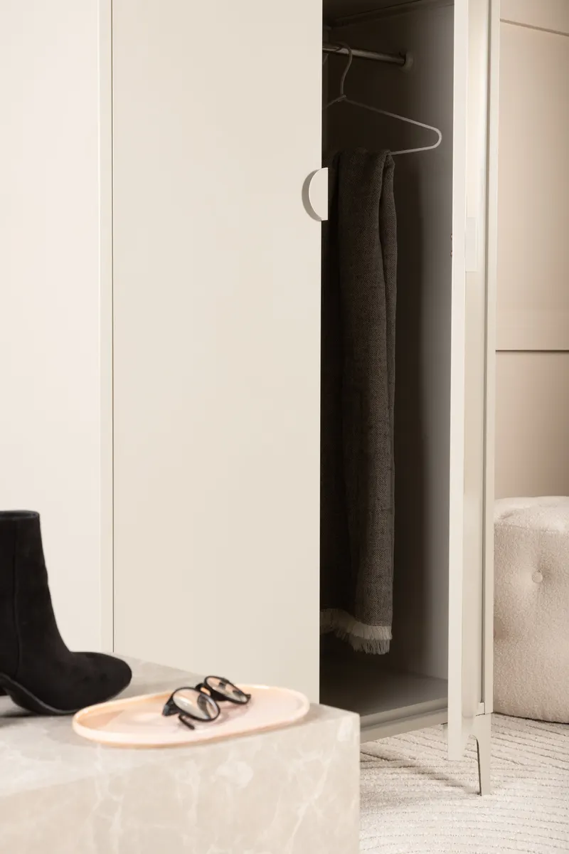 Piring Kleiderschrank aus Metall mit zwei Türen in Beige, im Wohnraum, Ansicht 7