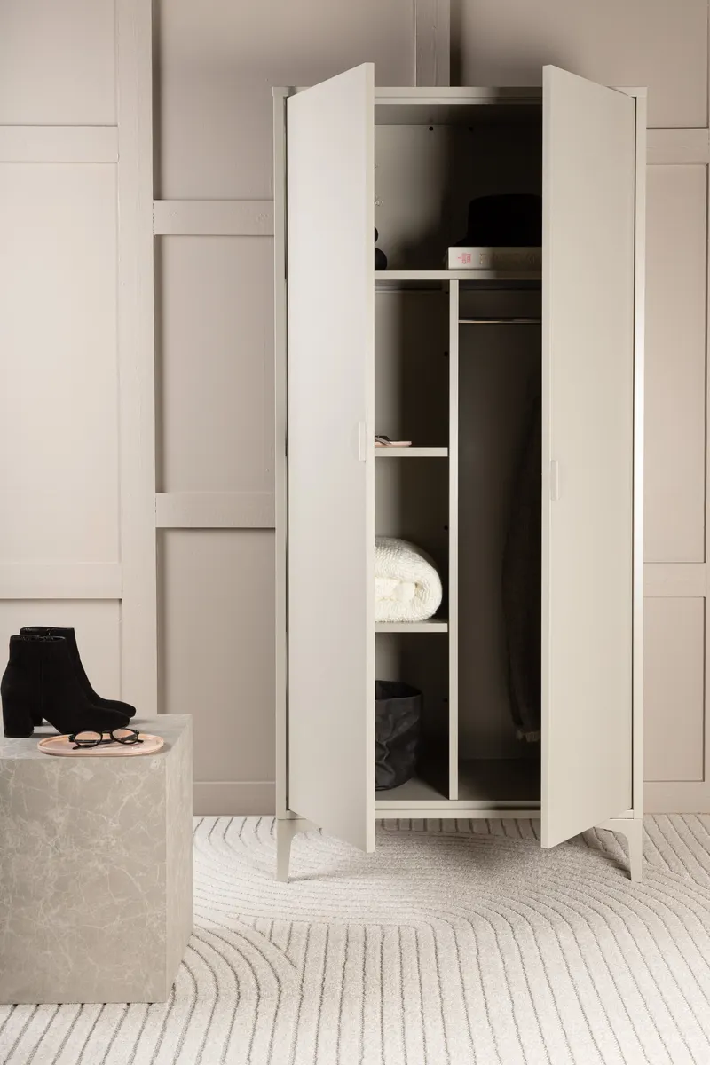 Piring Kleiderschrank aus Metall mit zwei Türen in Beige, im Wohnraum, Ansicht 1