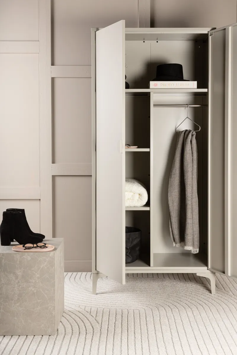Piring Kleiderschrank aus Metall mit zwei Türen in Beige, im Wohnraum, Ansicht 2