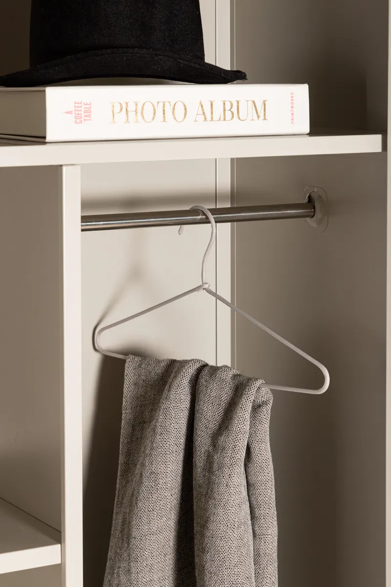 Piring Kleiderschrank aus Metall mit zwei Türen in Beige, im Wohnraum, Ansicht 4