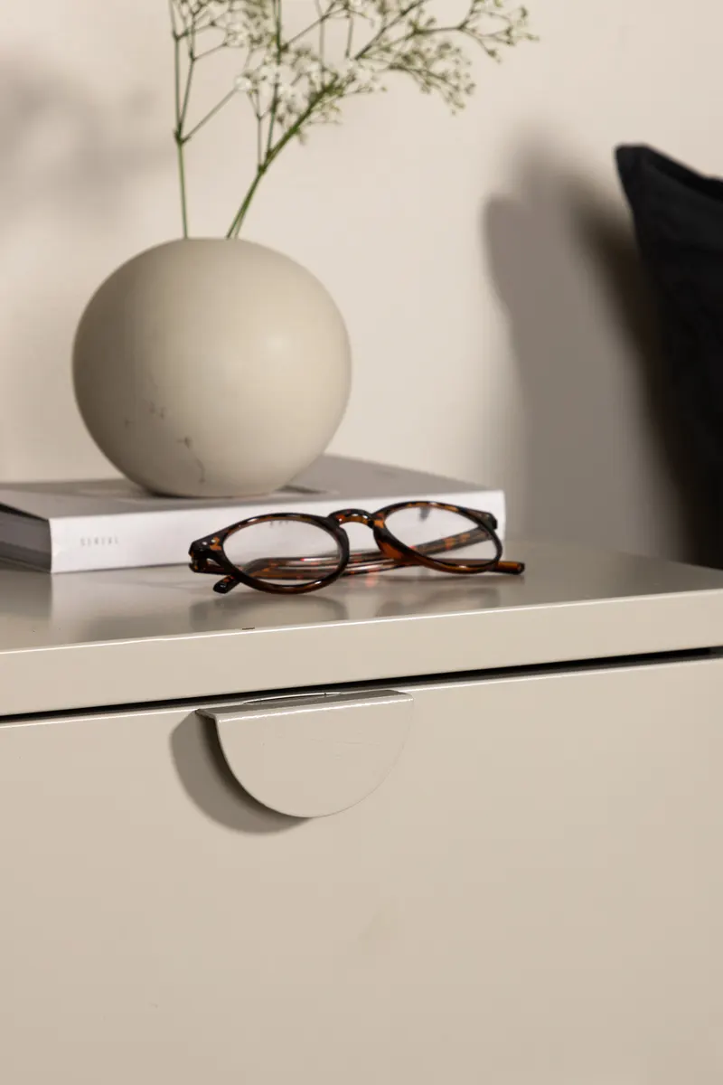 Piring Kommode aus Stahl in 40 × 60 × 45 cm, Beige, im Wohnraum, Ansicht 3