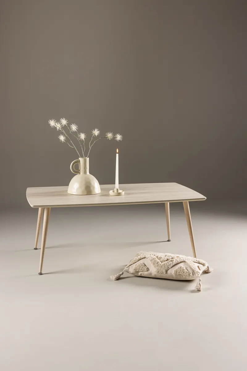Plaza Couchtisch mit schräg gestellten Stahlbeinen in 120 × 70 cm, Whitewash, im Wohnraum, Ansicht 1