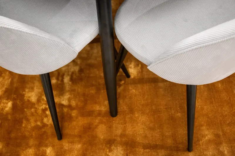 Plaza & Velvet runder Esstisch mit 4 gepolsterten Stühlen in Schwarz, Hellgrau, Gestell Schwarz, im Wohnraum, Ansicht 2