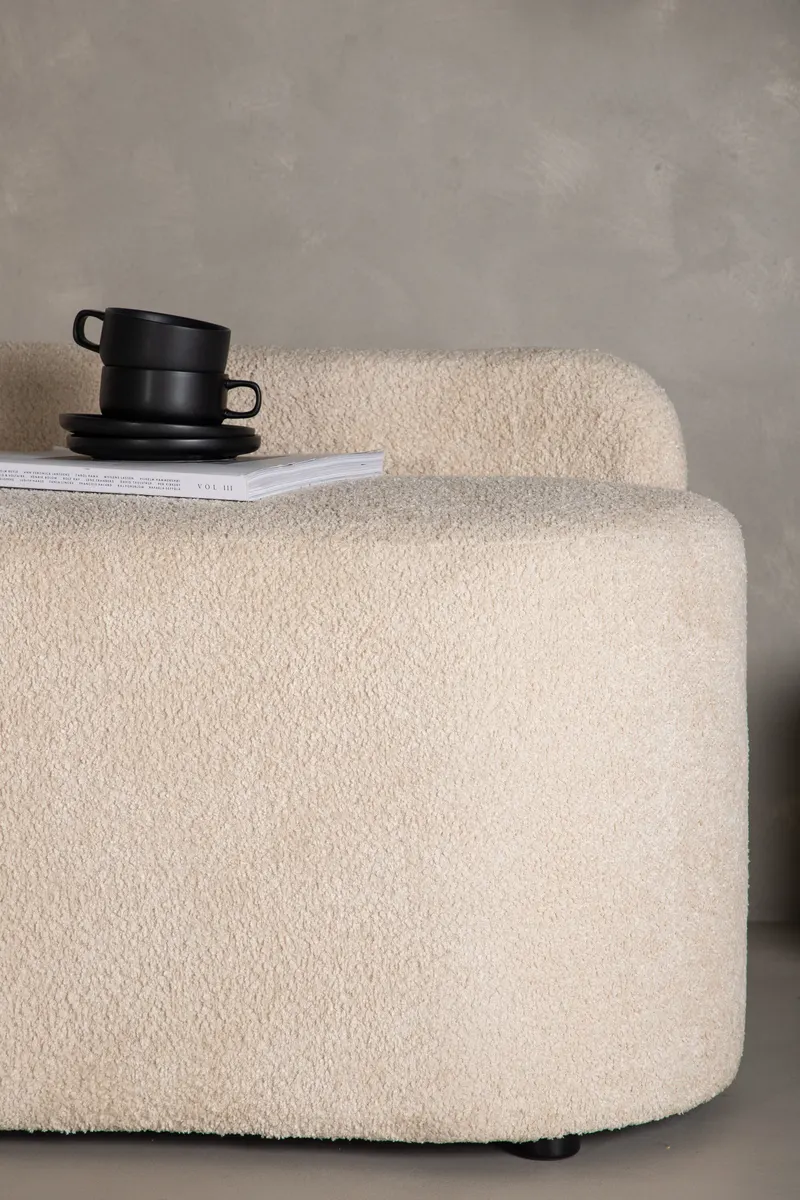 Pocatello 2-Sitzer-Sofa aus Bouclé mit niedriger Lehne, im Wohnraum, Ansicht 2