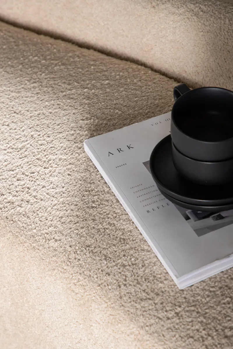 Pocatello 2-Sitzer-Sofa aus Bouclé mit niedriger Lehne, im Wohnraum, Ansicht 4