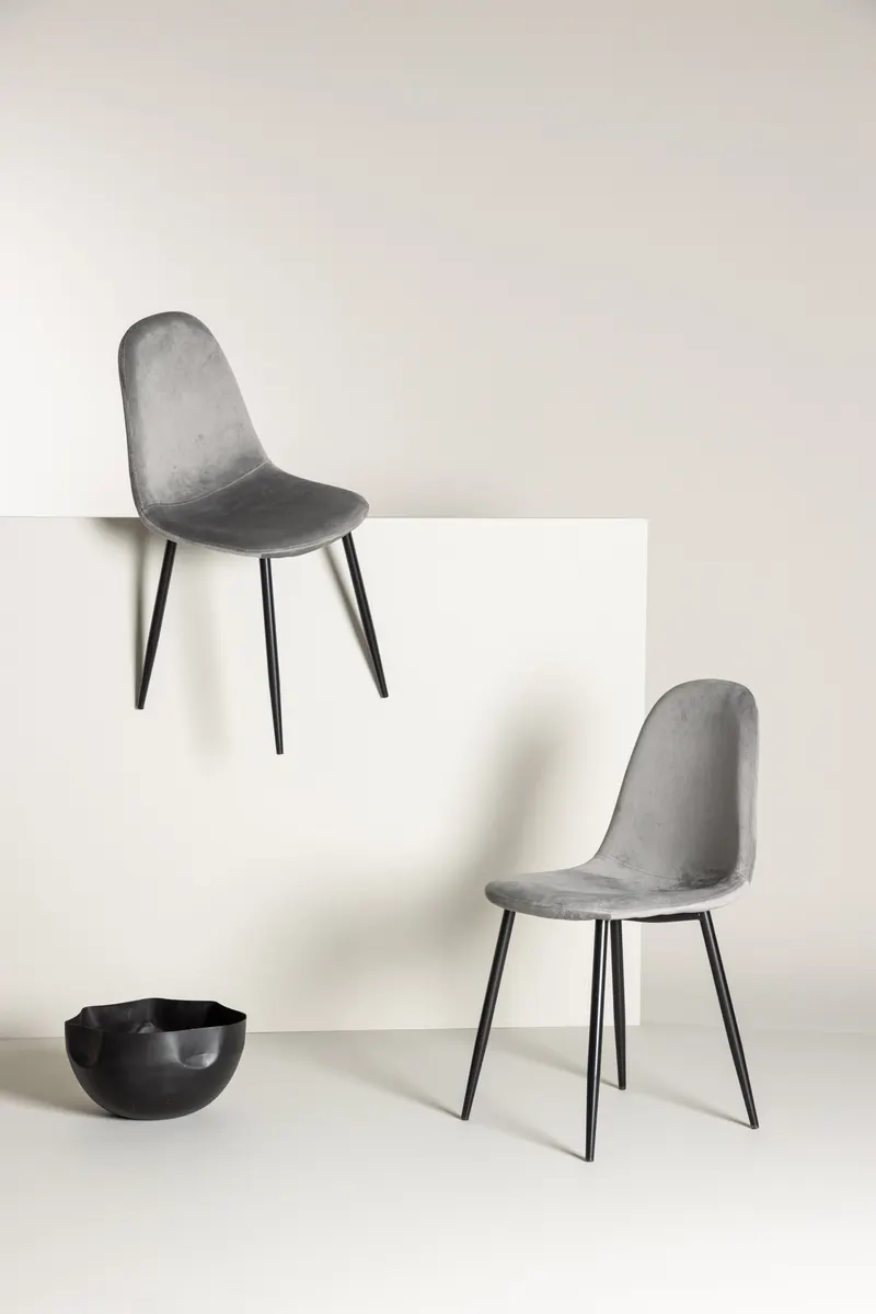 Polar Esszimmerstühle im 2er-Set in Grau, Gestell Schwarz, Polyester-Samt, im Wohnraum, Ansicht 1