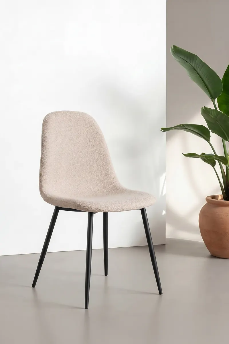 Polar Esszimmerstühle im 2er-Set in Beige, Gestell Schwarz, Polyester-Bouclé, im Wohnraum, Ansicht 1