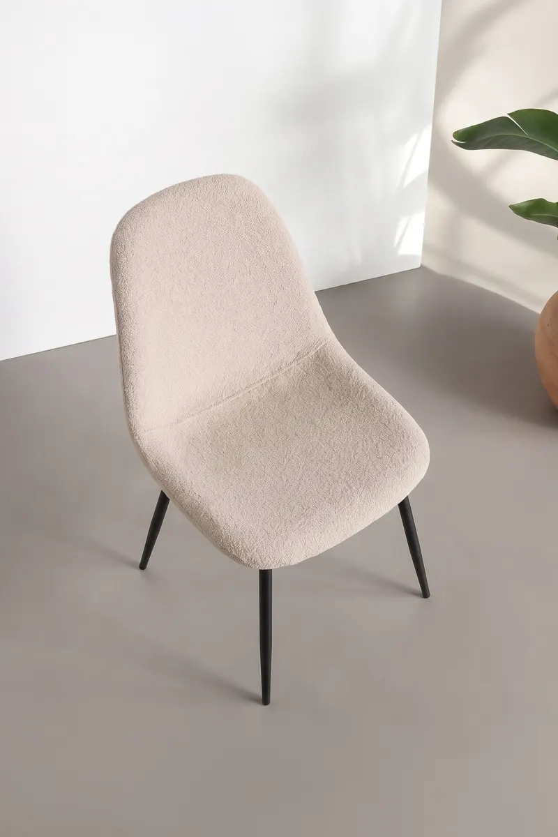 Polar Esszimmerstühle im 2er-Set in Beige, Gestell Schwarz, Polyester-Bouclé, im Wohnraum, Ansicht 2