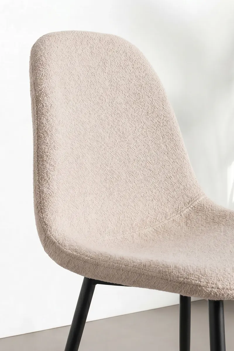 Polar Esszimmerstühle im 2er-Set in Beige, Gestell Schwarz, Polyester-Bouclé, im Wohnraum, Ansicht 3