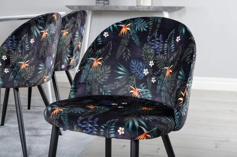 Polar & Velvet Essgruppe mit rechteckigem Esstisch und 6 Polsterstühlen in Schwarz mit Blumenmuster, Gestell Schwarz, im Wohnraum, Ansicht 3