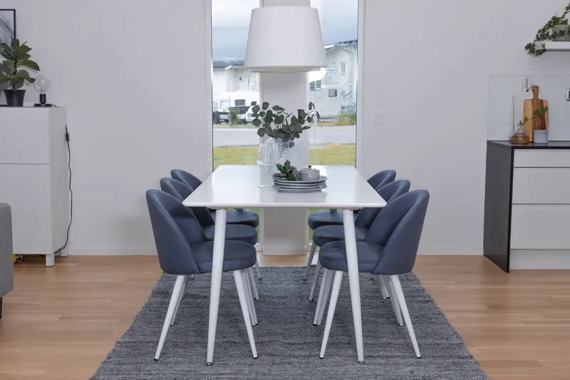 Polar & Velvet Essgruppe mit rechteckigem Esstisch und 6 Polsterstühlen in Blau, Gestell Weiß, im Wohnraum, Ansicht 1