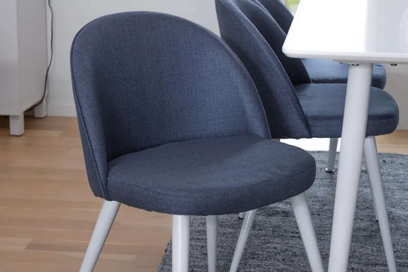 Polar & Velvet Essgruppe mit rechteckigem Esstisch und 6 Polsterstühlen in Blau, Gestell Weiß, im Wohnraum, Ansicht 3