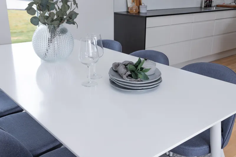 Polar & Velvet Essgruppe mit rechteckigem Esstisch und 6 Polsterstühlen in Blau, Gestell Weiß, im Wohnraum, Ansicht 4