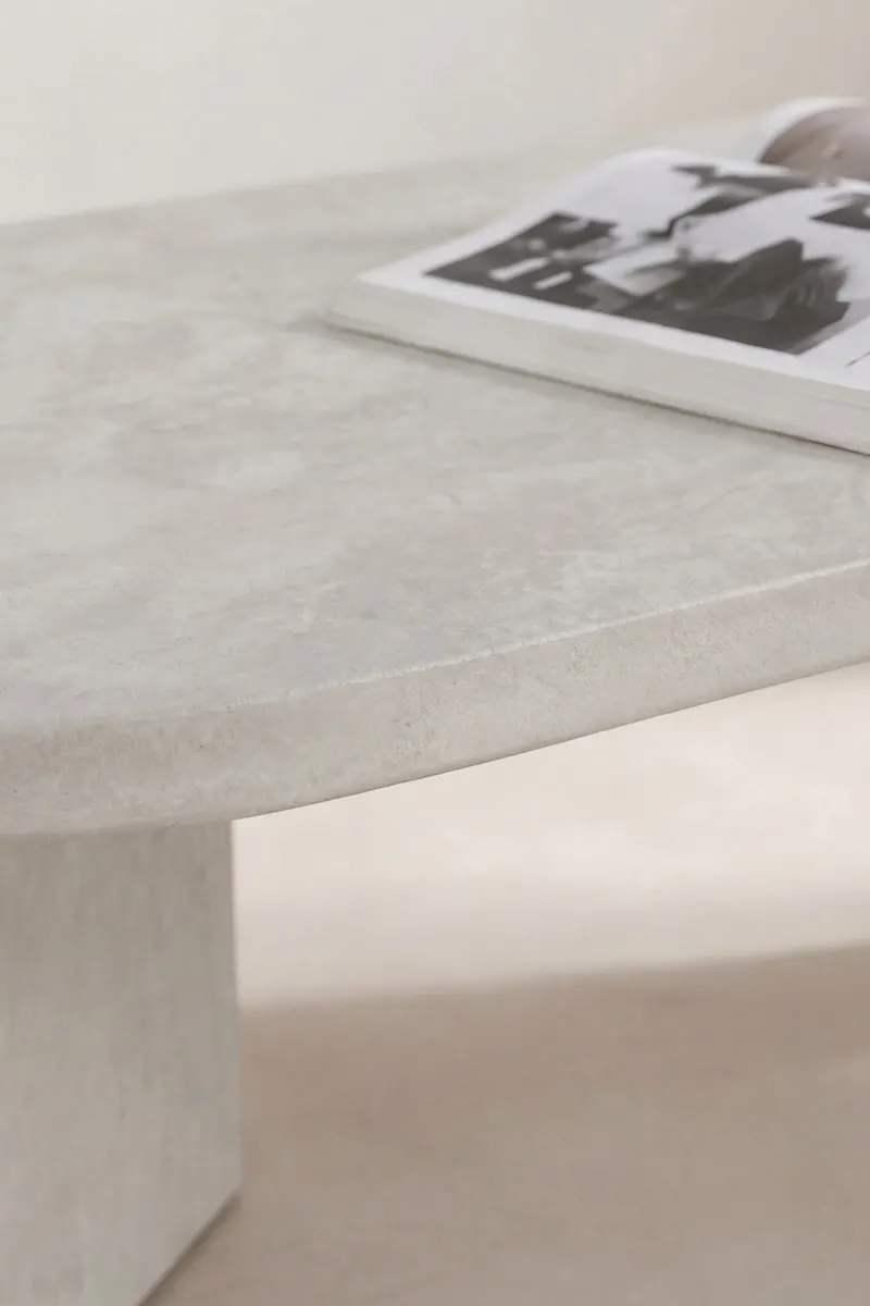 Polle Couchtisch in Betonoptik mit organischer Platte, im Wohnraum, Ansicht 4