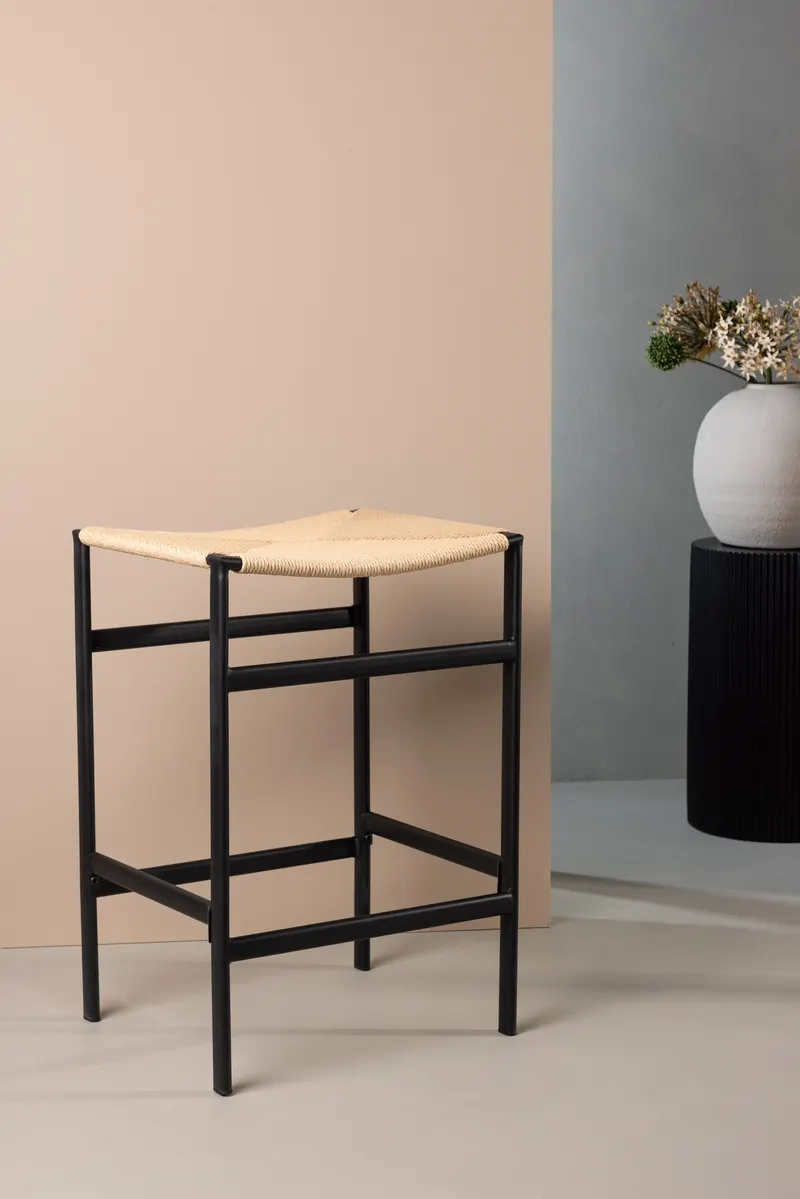 Polly Barhocker ohne Lehne im 2er-Set in Natur, Gestell Schwarz, Rattan, im Wohnraum, Ansicht 1