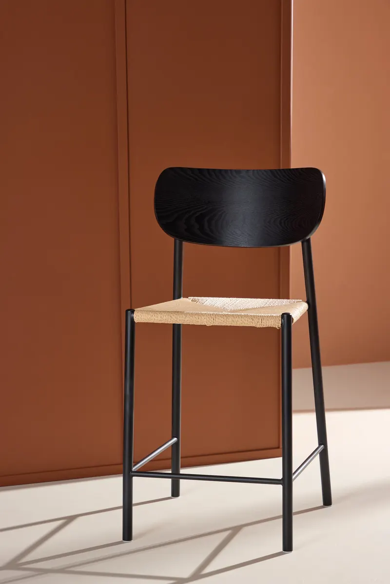 Polly Barhocker mit Lehne und Rattansitz in Beige, Gestell Schwarz, im Wohnraum, Ansicht 1