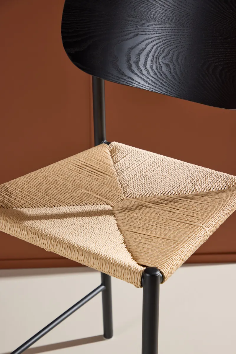 Polly Barhocker mit Lehne und Rattansitz in Beige, Gestell Schwarz, im Wohnraum, Ansicht 2