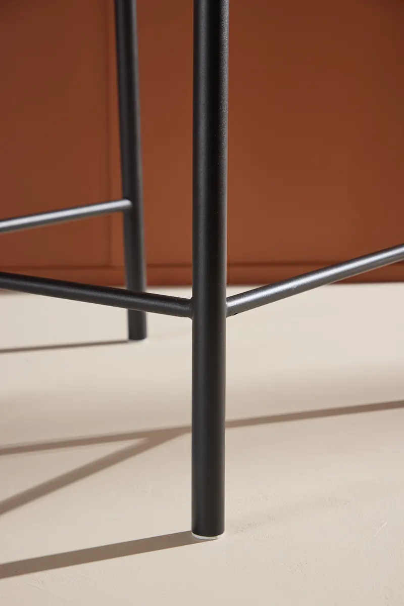 Polly Barhocker mit Lehne und Rattansitz in Beige, Gestell Schwarz, im Wohnraum, Ansicht 3