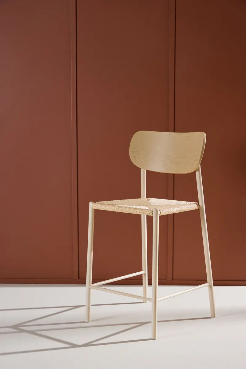 Polly Barhocker mit Lehne und Rattansitz in Beige, Gestell Whitewash, im Wohnraum, Ansicht 1