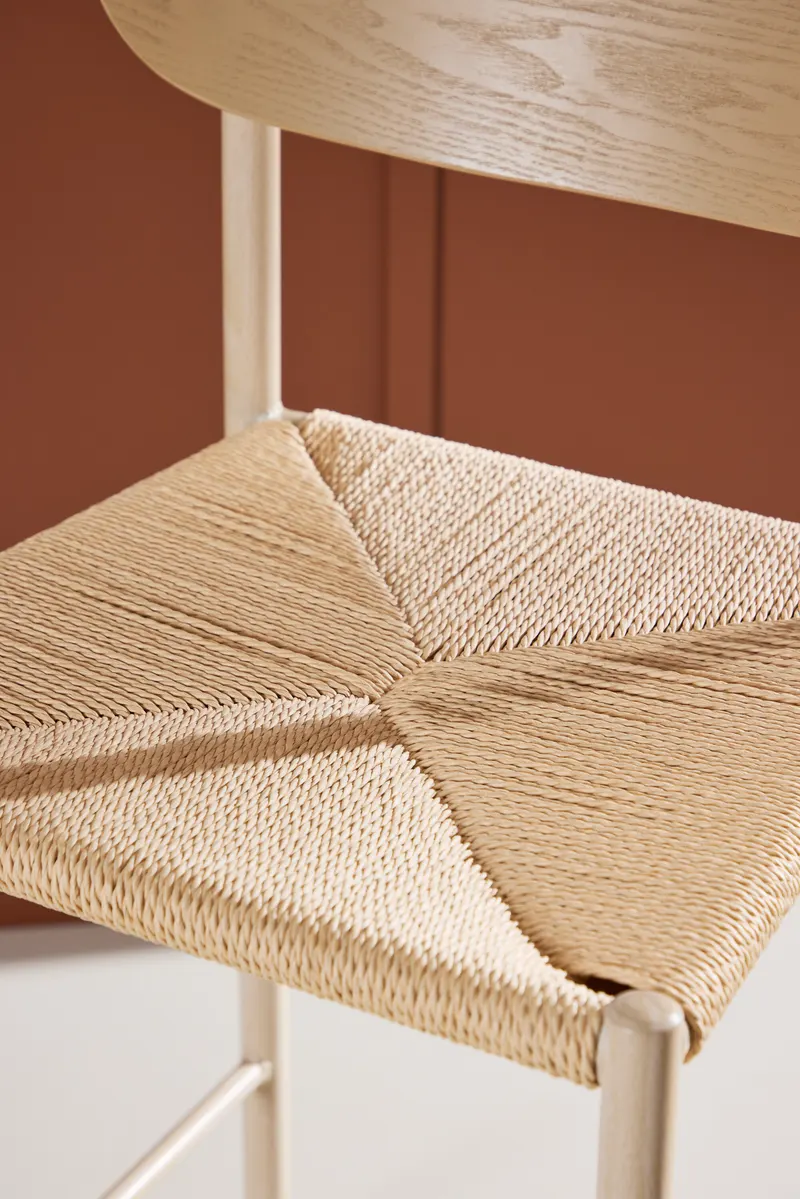 Polly Barhocker mit Lehne und Rattansitz in Beige, Gestell Whitewash, im Wohnraum, Ansicht 2