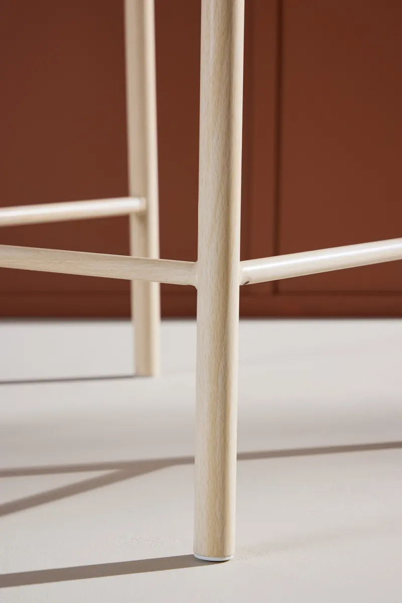 Polly Barhocker mit Lehne und Rattansitz in Beige, Gestell Whitewash, im Wohnraum, Ansicht 3