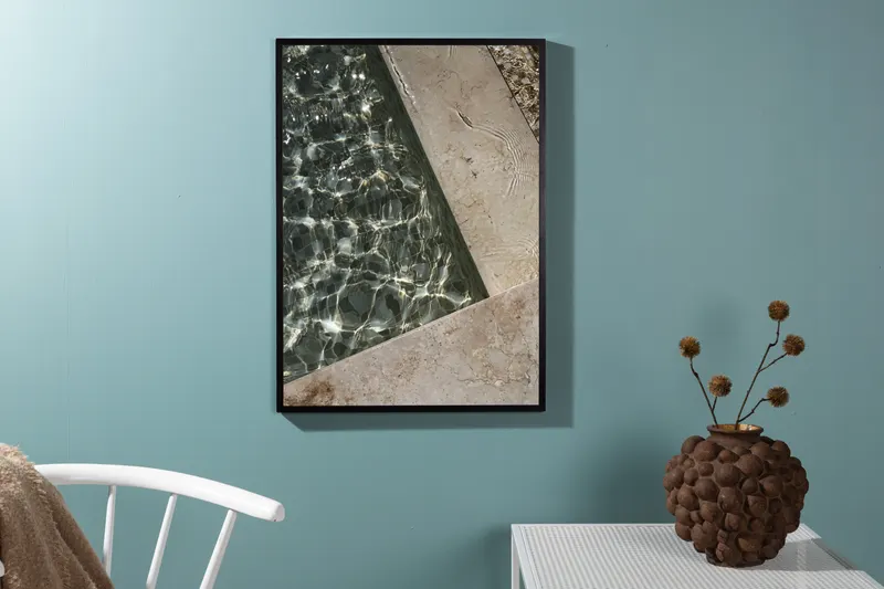 Pool Poster mit Wasser und Steinkante in 70 × 50 cm, im Wohnraum, Ansicht 2