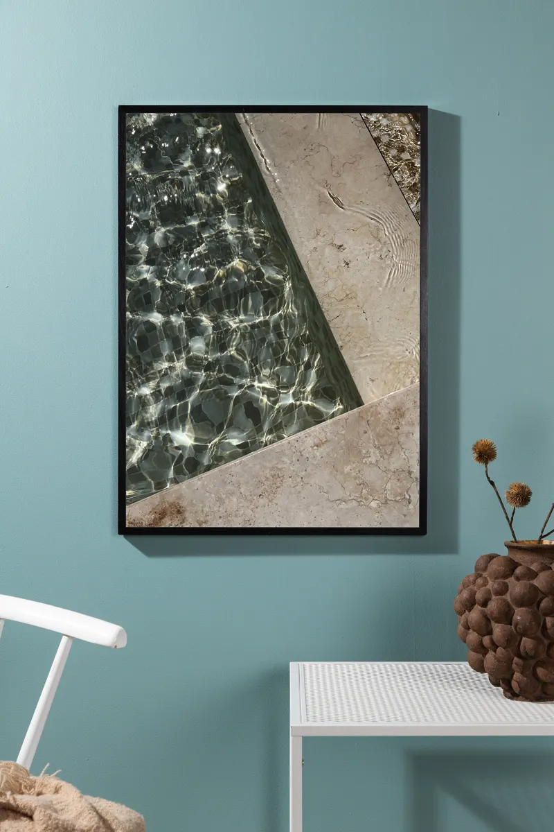 Pool Poster mit Wasser und Steinkante in 100 × 70 cm, im Wohnraum, Ansicht 1
