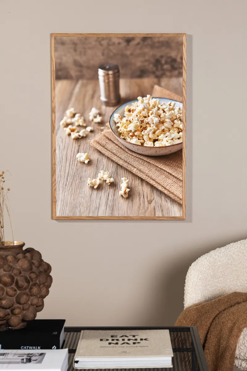 Popcorn Poster mit Schale voller Popcorn auf Holztisch in 100 × 70 cm, im Wohnraum, Ansicht 1
