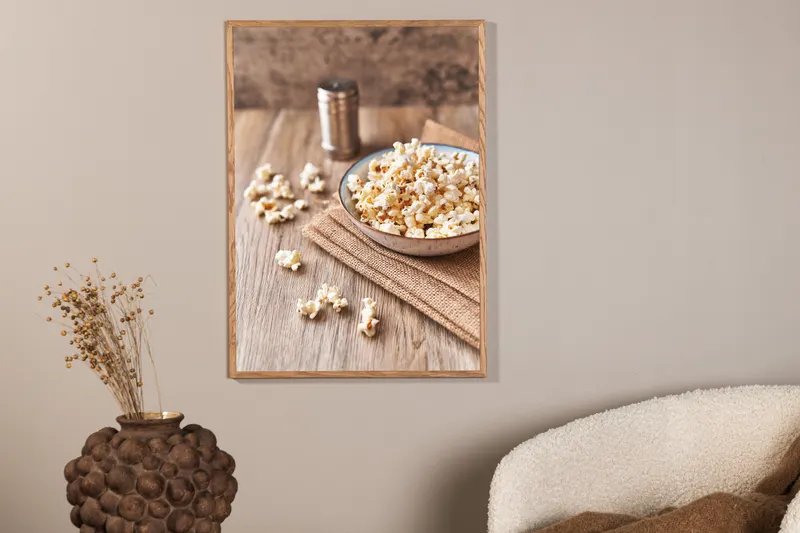 Popcorn Poster mit Schale voller Popcorn auf Holztisch in 100 × 70 cm, im Wohnraum, Ansicht 2