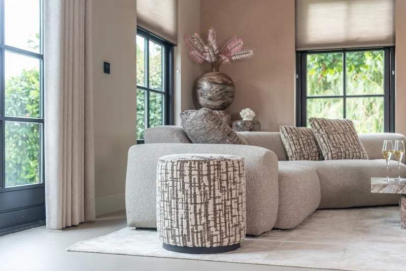 Pouf Lexie Beige Chevron von Richmond Interiors, Wohnbeispiel 3, im Wohnraum