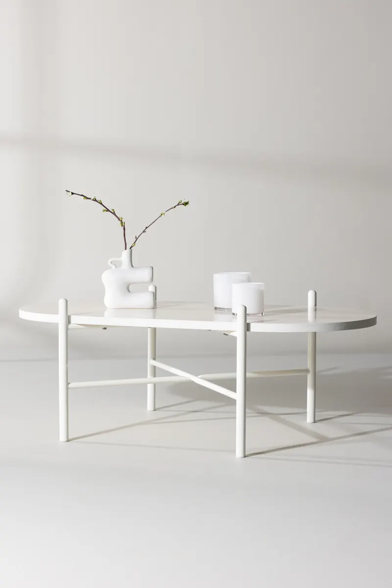 Pueblo ovaler Couchtisch mit schlankem Stahlgestell in Beige, im Wohnraum, Ansicht 1