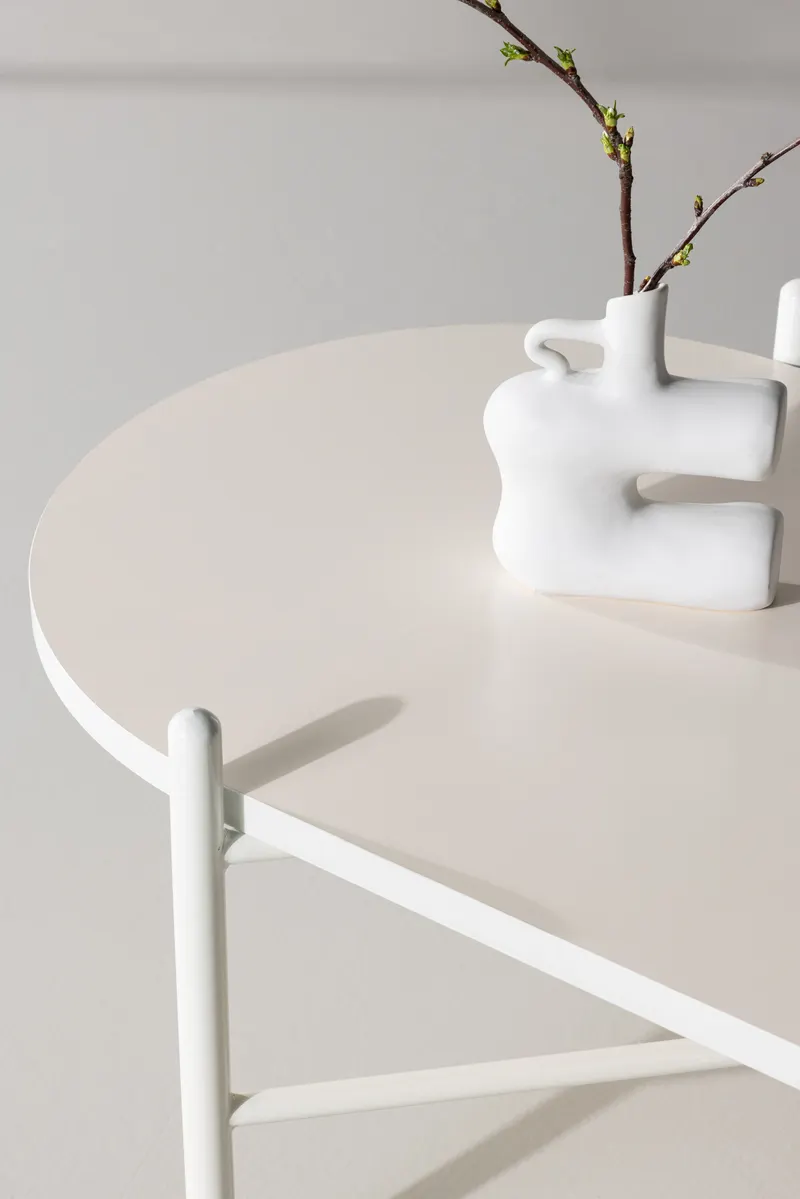 Pueblo ovaler Couchtisch mit schlankem Stahlgestell in Beige, im Wohnraum, Ansicht 2