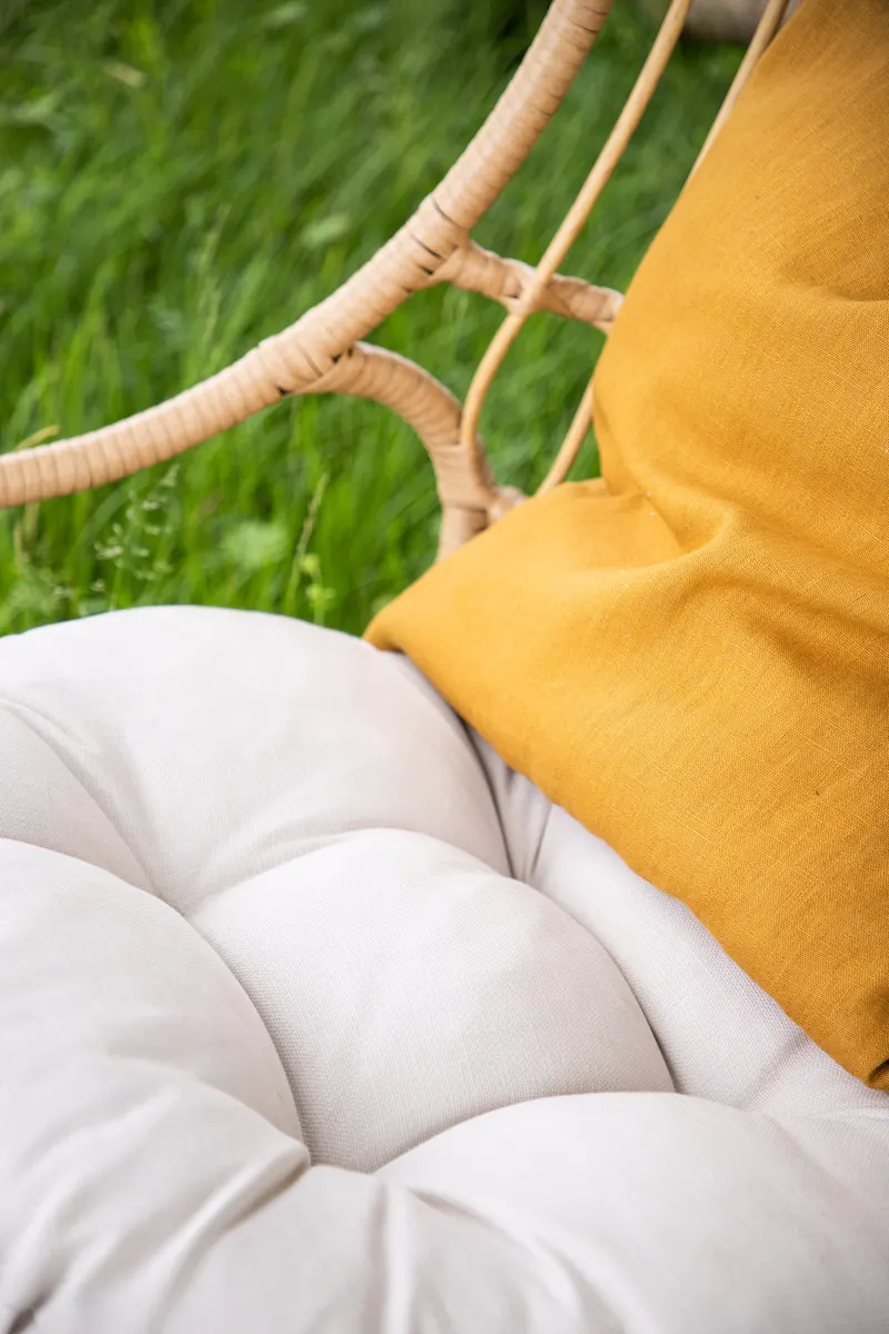 Pulau Hängesessel aus Rattan mit Kissen, im Wohnraum, Ansicht 4