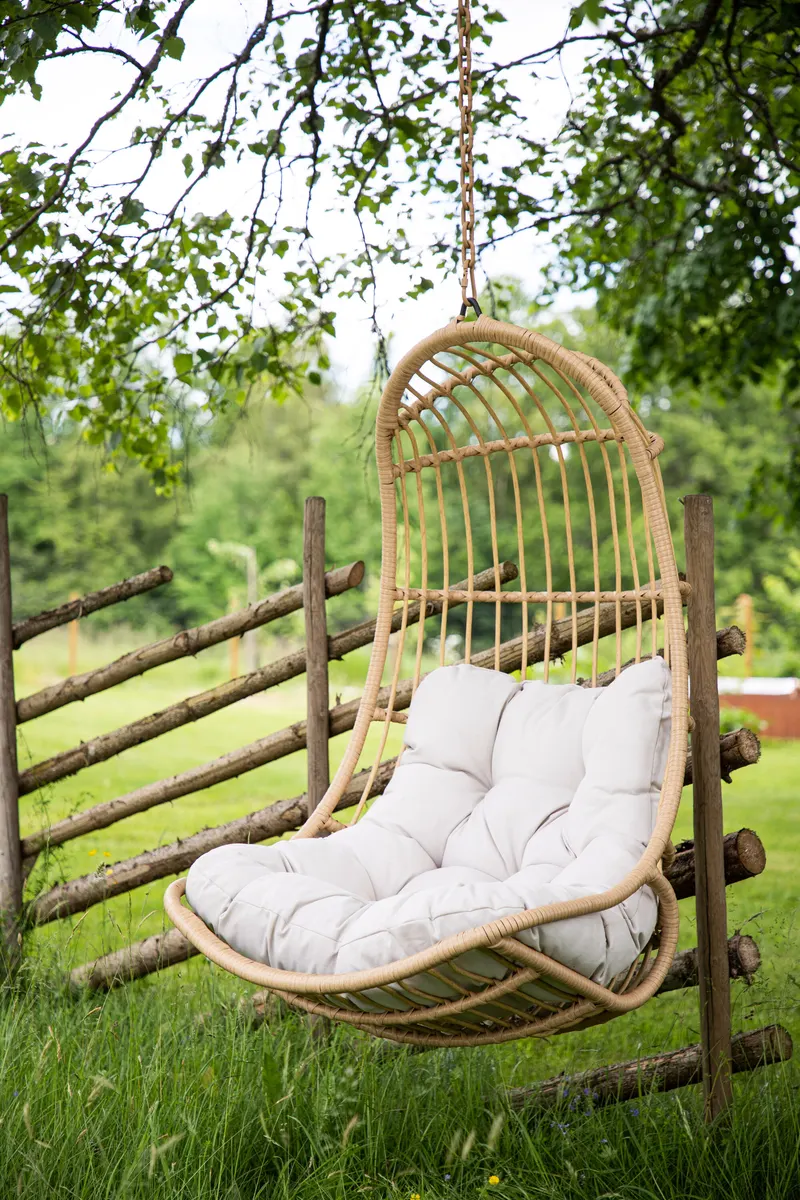 Pulau Hängesessel aus Rattan mit Kissen, im Wohnraum, Ansicht 1