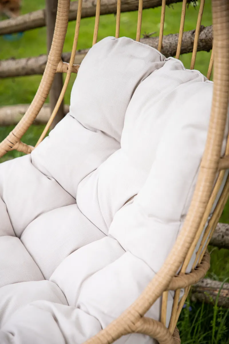 Pulau Hängesessel aus Rattan mit Kissen, im Wohnraum, Ansicht 2