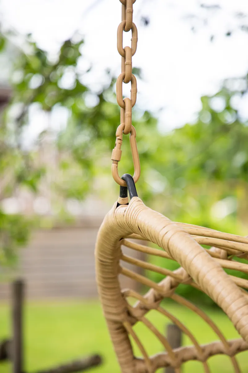 Pulau Hängesessel aus Rattan mit Kissen, im Wohnraum, Ansicht 3