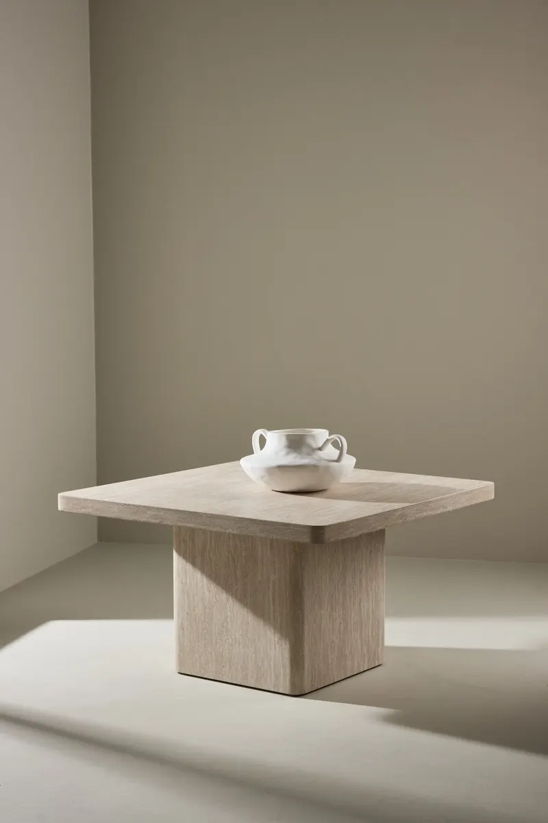 Qvart quadratischer Couchtisch auf Sockelfuß in 80 × 80 cm, im Wohnraum, Ansicht 1