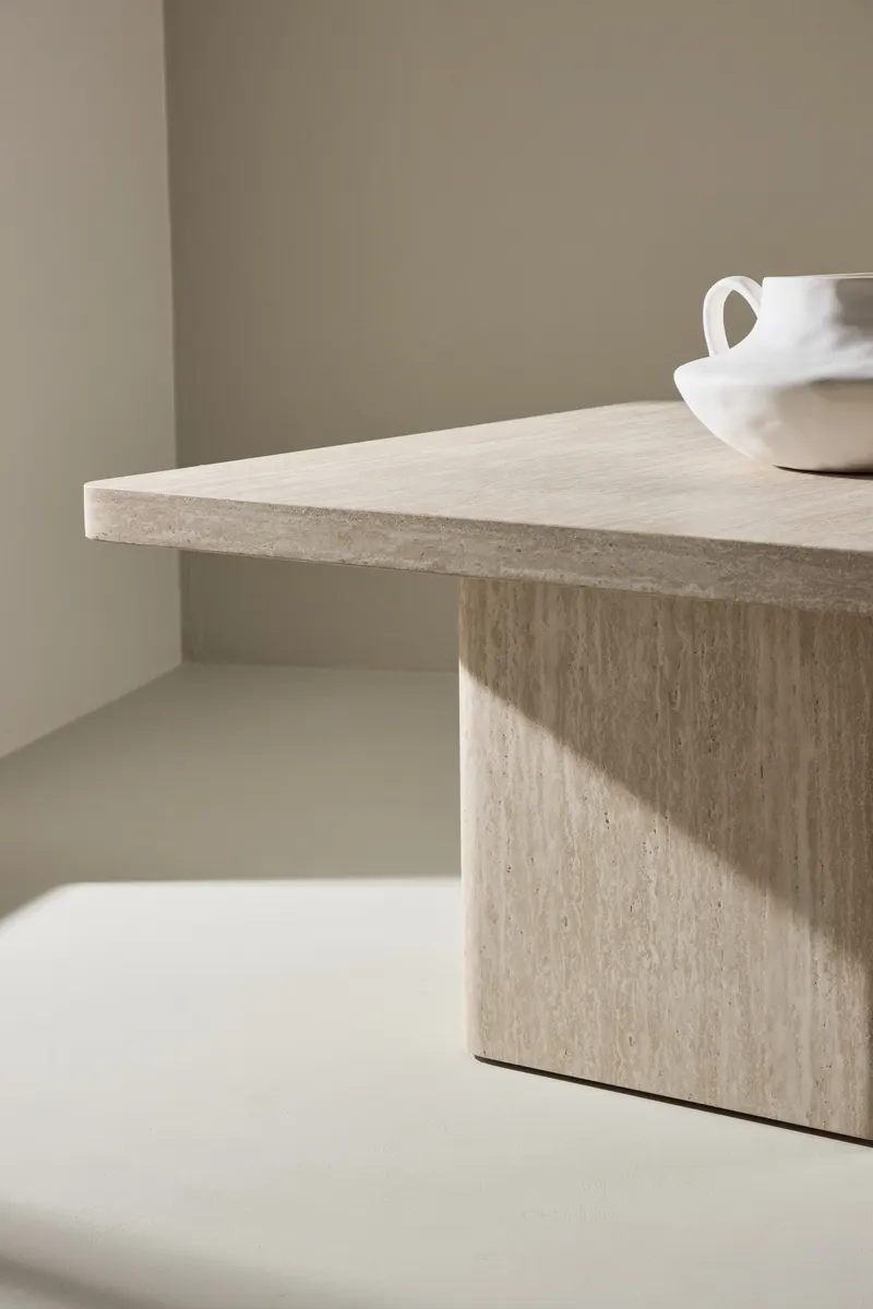 Qvart quadratischer Couchtisch auf Sockelfuß in 80 × 80 cm, im Wohnraum, Ansicht 2