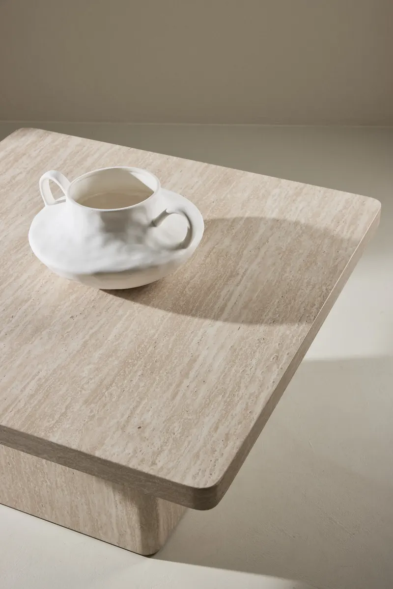 Qvart quadratischer Couchtisch auf Sockelfuß in 80 × 80 cm, im Wohnraum, Ansicht 4
