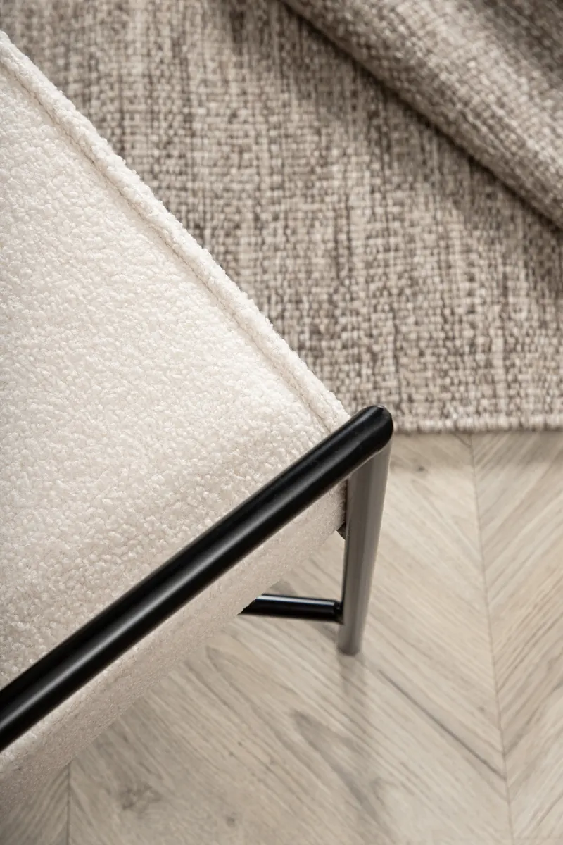 Rakel Sessel mit schmalem Stahlgestell in Cremeweiß, Gestell Schwarz, Polyester-Teddystoff, im Wohnraum, Ansicht 4