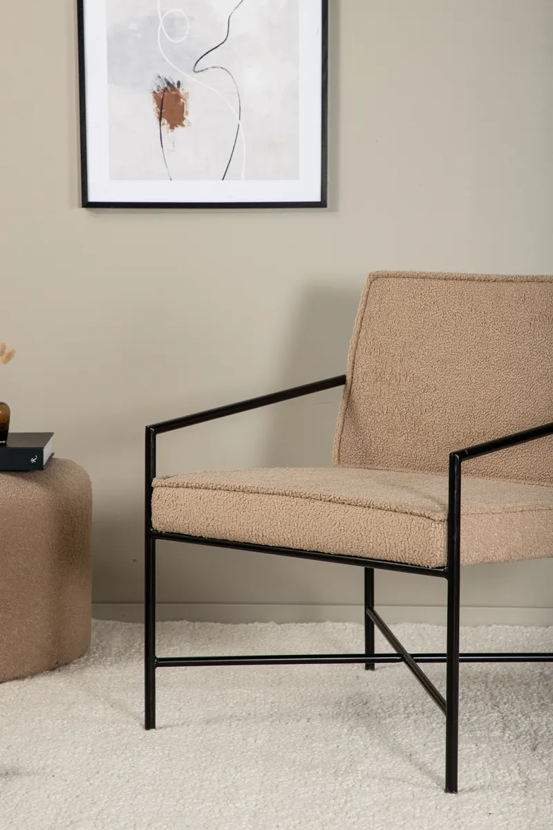 Rakel Sessel mit schmalem Stahlgestell in Beige, Gestell Schwarz, Polyester-Teddystoff, im Wohnraum, Ansicht 2