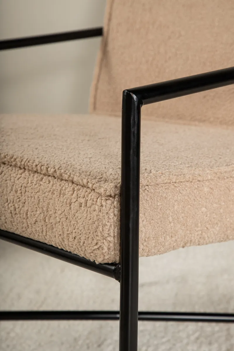Rakel Sessel mit schmalem Stahlgestell in Beige, Gestell Schwarz, Polyester-Teddystoff, im Wohnraum, Ansicht 4