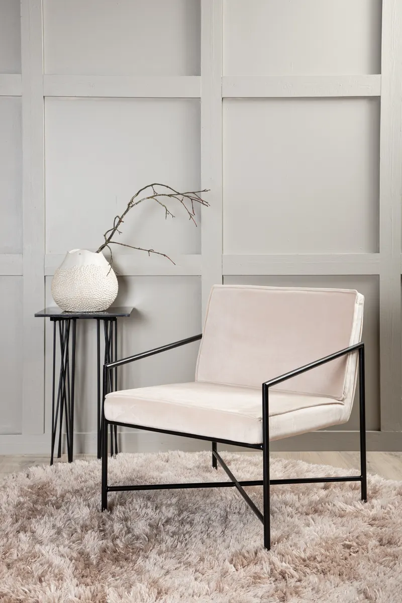 Rakel Sessel mit schmalem Stahlgestell in Beige, Gestell Schwarz, Polyester-Samt, im Wohnraum, Ansicht 1
