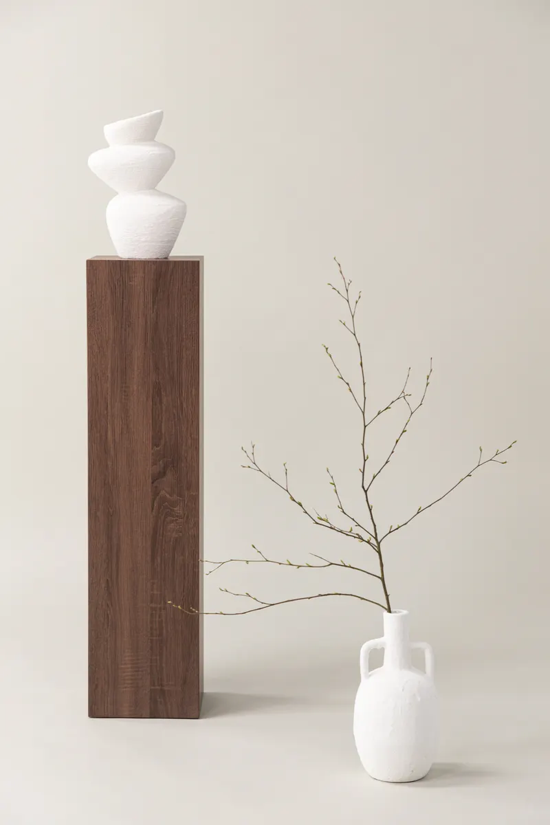 Ramsvik hoher Beistelltisch in Säulenform in 23 × 23 cm, Braun, im Wohnraum, Ansicht 1