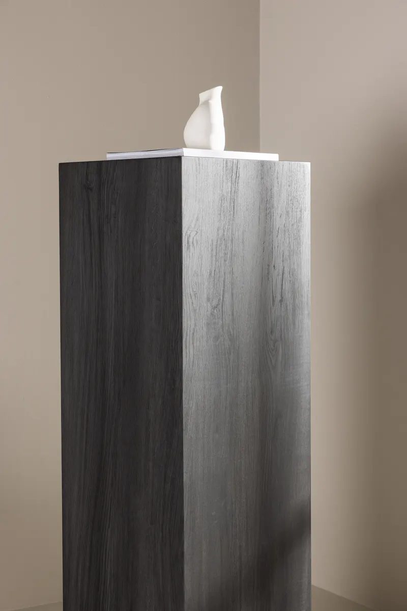 Ramsvik hoher Beistelltisch in Säulenform in 40 × 40 cm, Schwarz, im Wohnraum, Ansicht 2