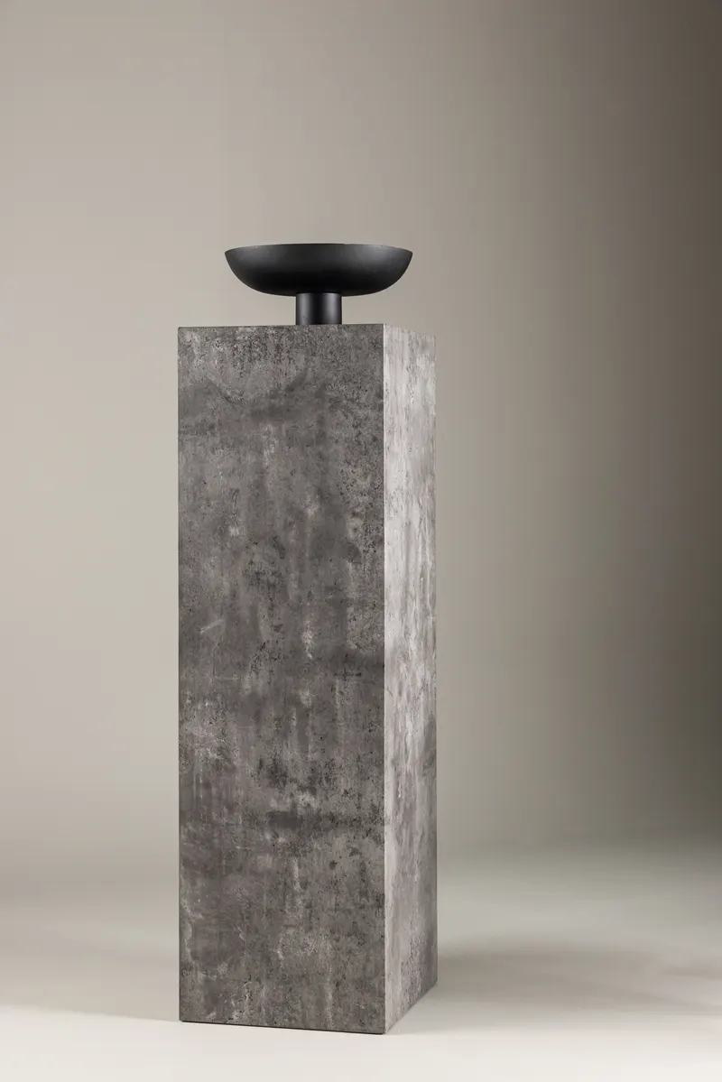 Ramsvik hoher Beistelltisch in Säulenform in 40 × 40 cm, Grau, im Wohnraum, Ansicht 1