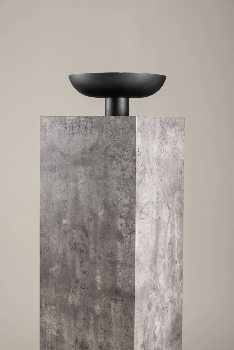 Ramsvik hoher Beistelltisch in Säulenform in 40 × 40 cm, Grau, im Wohnraum, Ansicht 2