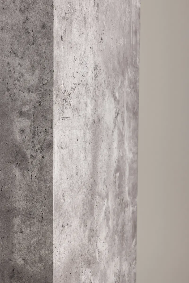 Ramsvik hoher Beistelltisch in Säulenform in 40 × 40 cm, Grau, im Wohnraum, Ansicht 3