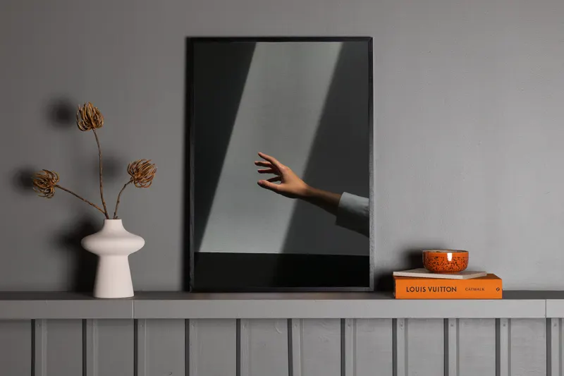 Reaching Hand Poster mit Hand im schrägen Lichtband in 30 × 21 cm, im Wohnraum, Ansicht 2