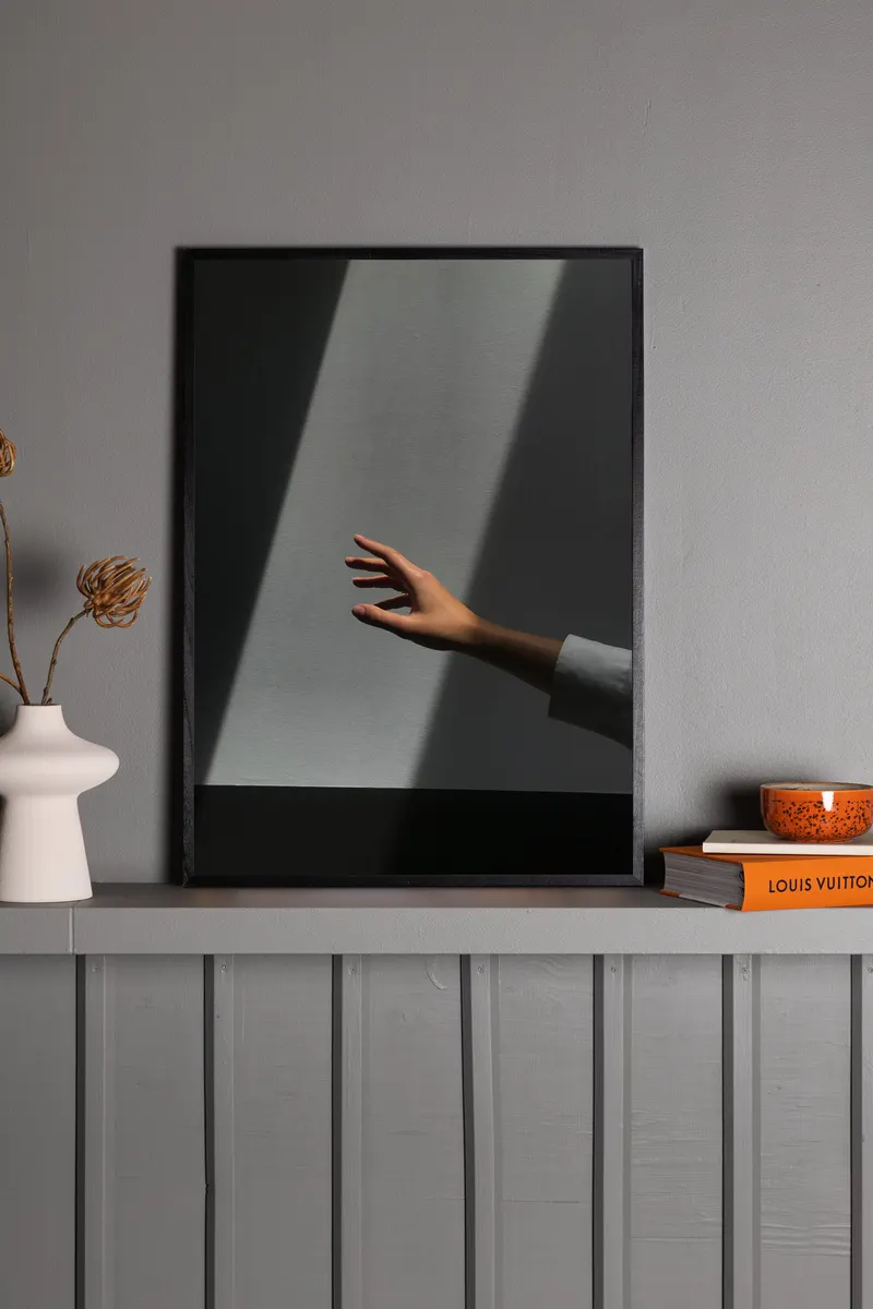 Reaching Hand Poster mit Hand im schrägen Lichtband in 70 × 50 cm, im Wohnraum, Ansicht 1